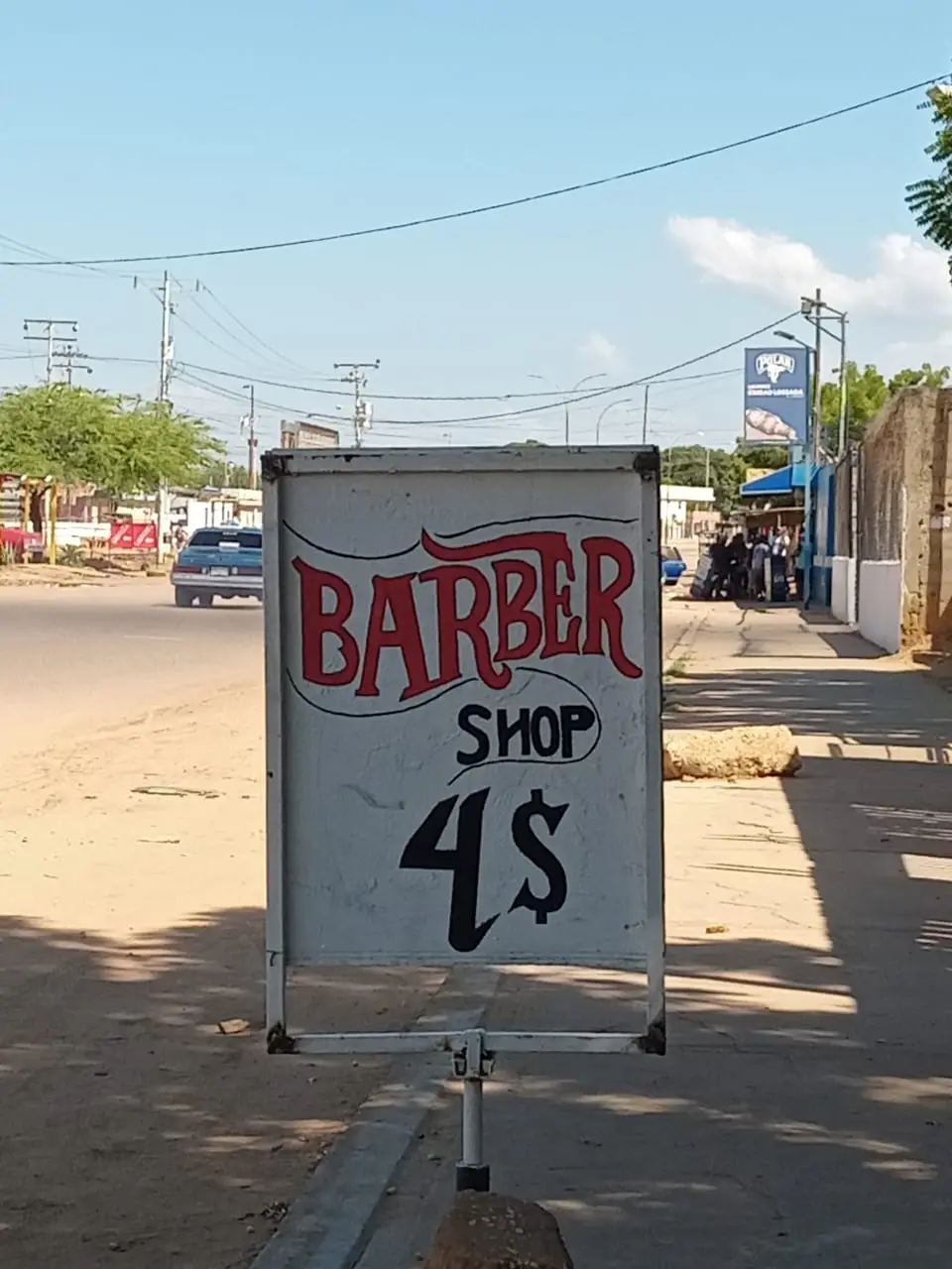 aviso barbero en calle a 4 dolares, imagen de fotorreporatje avisos latinoamericanos de la seccion encuadre del medio digital el pajaro azul