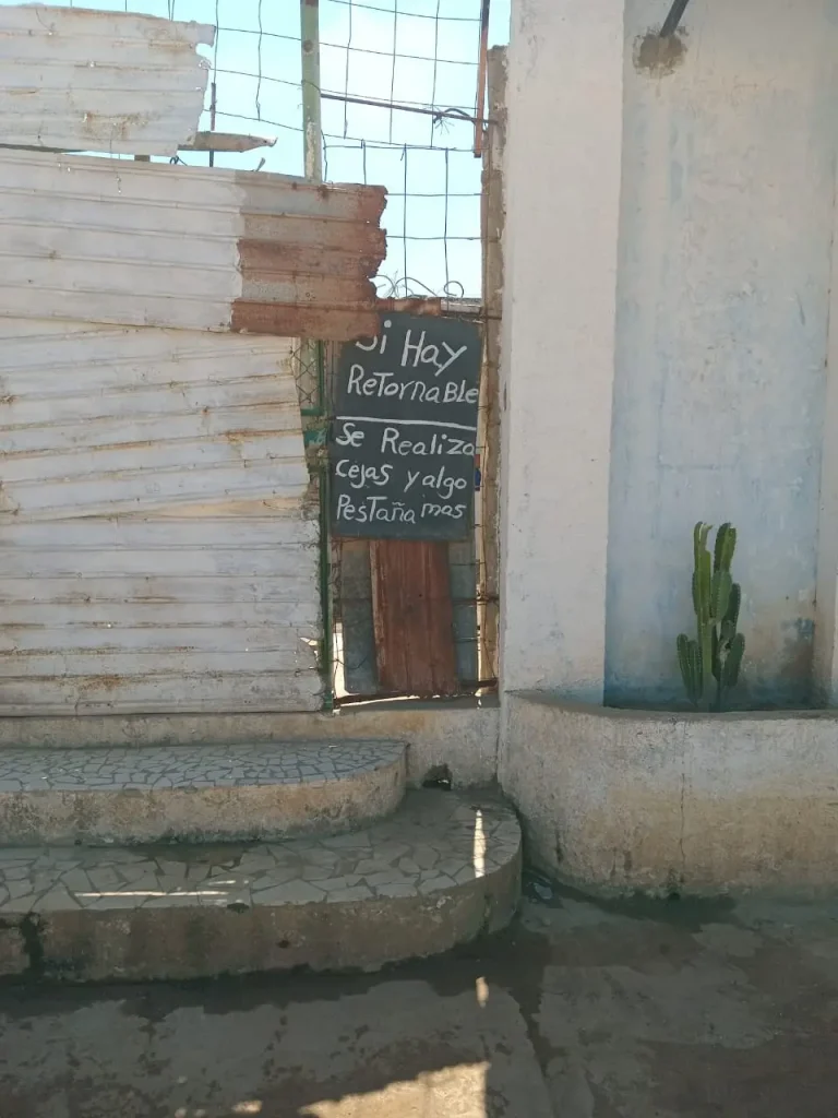 aviso puerta se hacen cejas avisos callejeros latinoamericanos encuadre el pajaro azul