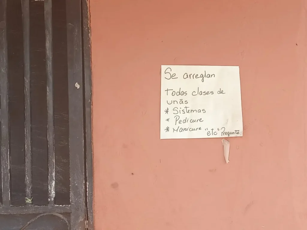 aviso de se arreglan uñas en un papel en una pared como imagen de fotorreportaje avisos callejeros latinoamericanos cretaividad ilimitada de la seccion encuadre del medio digital el pajaro azul