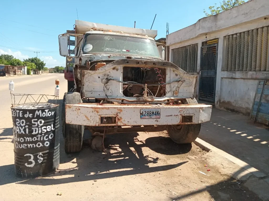 aviso venta de aceite con camión de fondo como imagen de fotorreportaje avisos callejeros latinoamericanos seccion encuadredel medio digital el pajaro azul.
