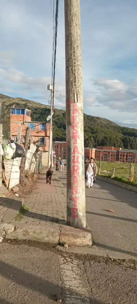 Mensaje pintado a mano en un poste de concreto en un barrio popular latinoamericano, reflejo de la creatividad urbana cotidiana en el reportaje Avisos Latinoamericanos, se lee restaurante