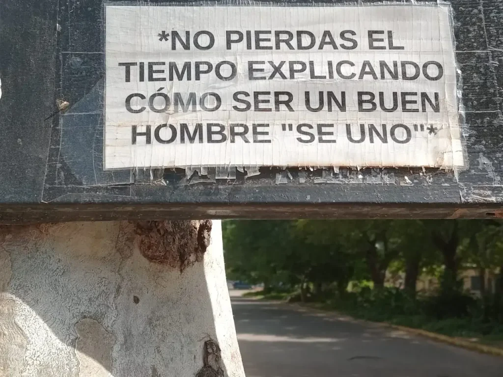 letrero-no-pierdas-el-tiempo-explicando-como-ser-buen-ciudadno-se-uno-encuadre-avios-callejeros-latinoamericanos-el-pajaro-azul