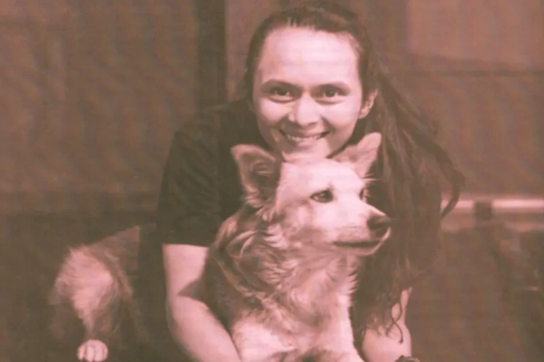 foto de luisa camacho bailarina colombiana danza contemporanea abrazando a asu perro cronica perfil de el pajaro azul